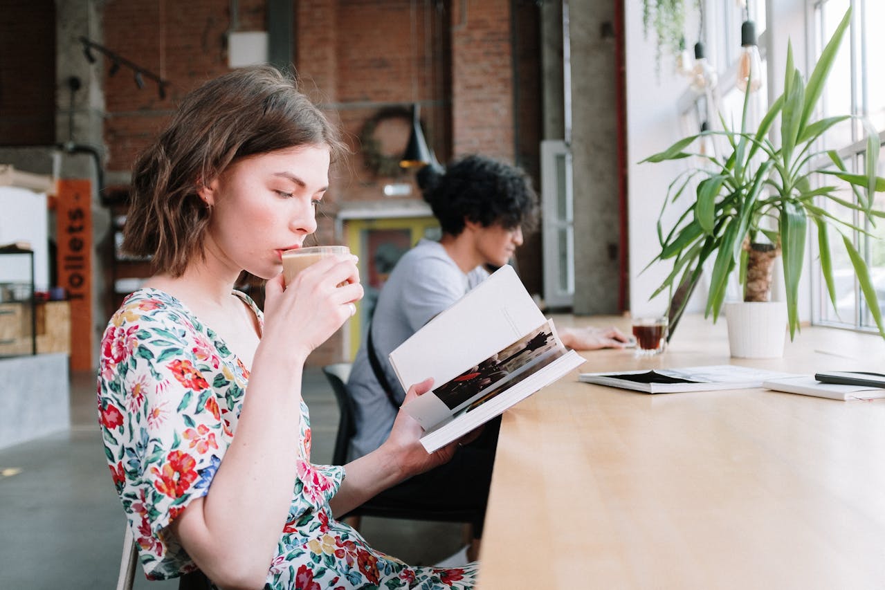 Two people drinking coffee in a coffee shop